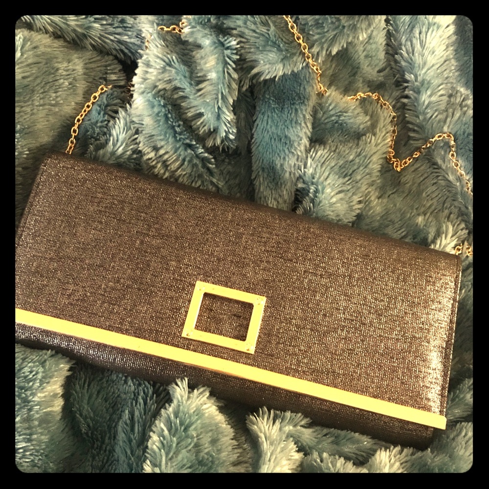 Oversized clutch with chain